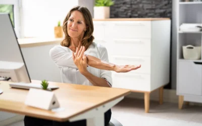 Pause active : 10 étirements anti-TMS au bureau